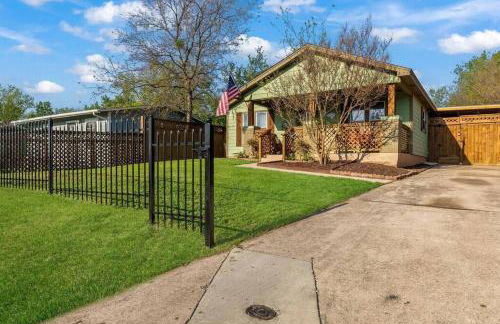 Stockyards 5 mins!-New!-Sleeps 8. Cowboy Bungalow - Foto 3