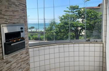 Novidade na Enseada Azul! Apto com churrasqueira, área gourmet e Ar condicionado a 150m da praia - Foto 1