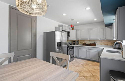 Spacious 4BR w Fenced Yard - Foto 23