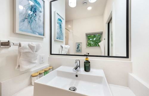 Ocean-Inspired 3B Modern Retreat w Kids Room - Foto 39