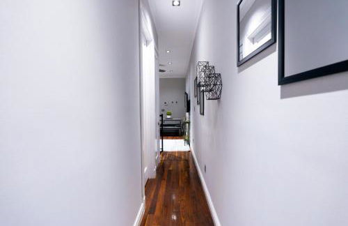 Elegant Central Park Suite - 4 Bedroom Self Check-In - Photo 29