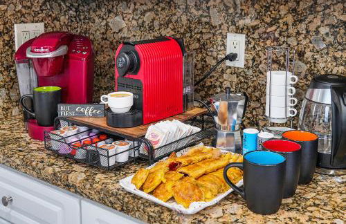 Vacay Spot Happy Escape 15 Min Beach Massage Shower Prime LOC! 6 blocks away from Bars, Nite Clubs, Res, Shops - Photo 11