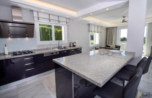 Exquisite and Modern villa near beach with Heated pool! - Foto 29