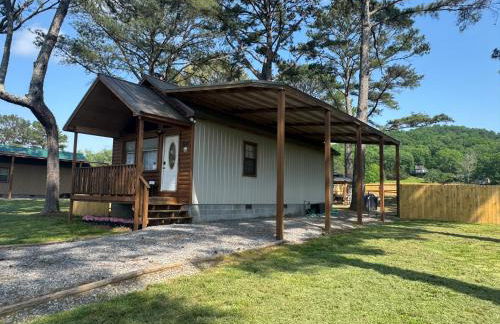 Rustic Chic Alabama Cabin w Loft Fire Pit Pet Friendly Fenced Yard Lake Guntersville - Coco Chateau - Foto 3