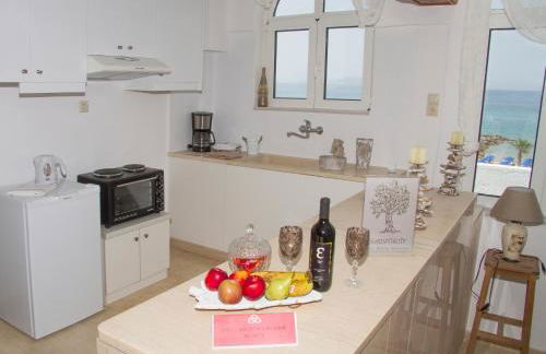 white house by the sea - Photo 26