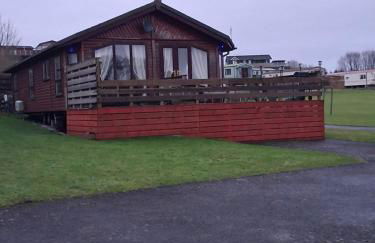 Redwood lodge with luxury hot tub at Three lochs holiday park - Foto 5