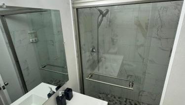 Whole House+Renovated+Pool+Lanai+BBQ+Close to All - Foto 3, Shower