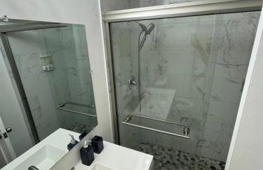 Whole House+Renovated+Pool+Lanai+BBQ+Close to All - Foto 3