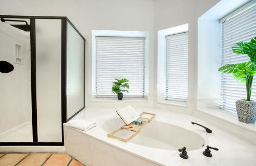 Upscale Phoenix Abode Walk to South Mountain Park - Foto 11