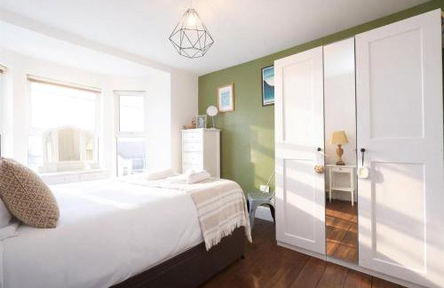 Palm Haven House - Luxury family-friendly Newquay surf house near Porth Beach perfect for walking, pets, exploring - Photo 4