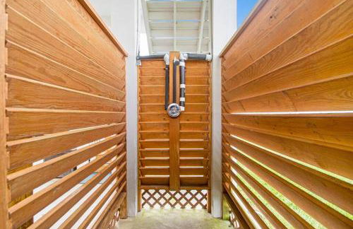 "The Ocean Aire" , 30 secs from the sand! - Photo 26