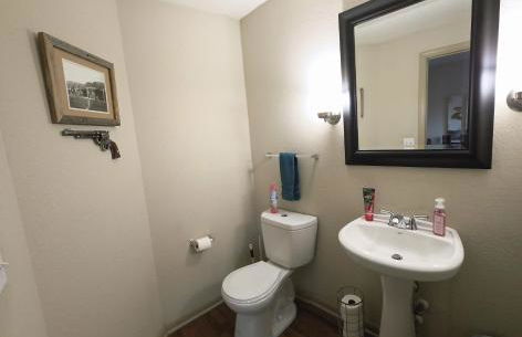 Old Fort Loft King & Queen suites nearest accomodation to Marshals Museum power your EV for free! - Foto 33