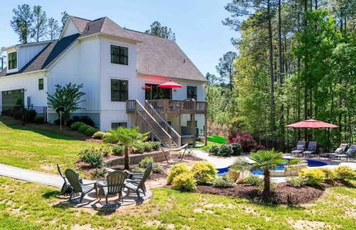 5BR Farmhouse Lake Retreat Pool Hot Tub Theater - Foto 69