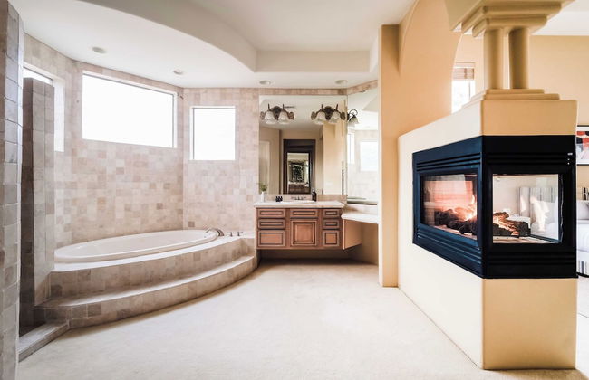 Sleeps 19, 7bdr Estate! Sports Court, Putting Green, Pool Farrier by Avantstay - Foto 28