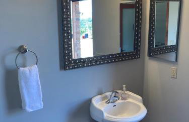 Casita Vino Dog-Friendly Vineyard Retreat & Stay - Photo 14