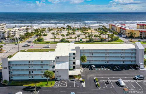 Stunning Ocean Views STEPS from the Beach with Pool! Fabulous 4th Floor Studio! - Foto 23