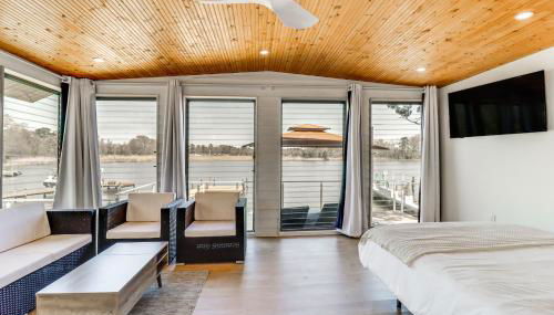 Waterfront Colonial Beach Studio with Boat Dock! - Foto 5