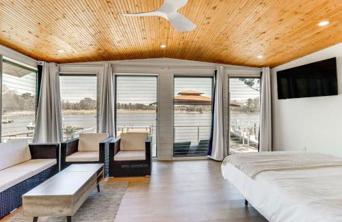 Waterfront Colonial Beach Studio with Boat Dock! - Foto 5