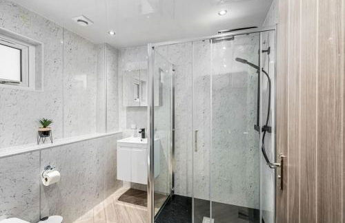 Sea View Luxury Apartment 3 bedrooms Free Parking - By Coast Apartments - Photo 35