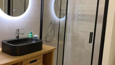 Gili Air, Les Halles et les Grands Buffets - Foto 4, Shower