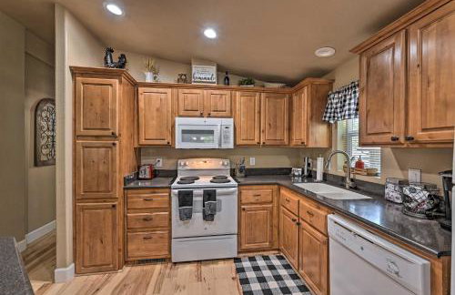 Near Hiking Munds Park Cabin with Deck and Yard - Foto 10