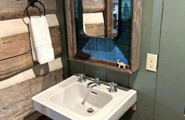 Redesign Wooden Cabin with Jacuzzi and Front Porch in North Carolina - Foto 38