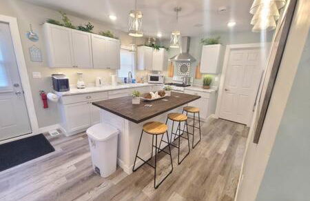 Stunning Lake Home w arcade and huge deck - Foto 3