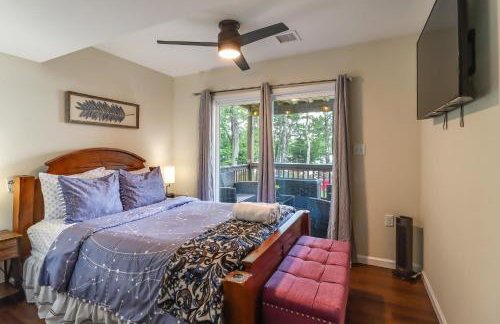 Lakefront Pocono Retreat w/ Hot Tub & Movie Hub - Foto 21