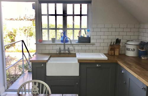 Duke of Monmouth penthouse luxury apartment Lyme Regis 3 bedroom parking Hot tub Garden dog friendly - Photo 7