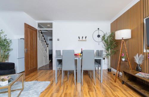 Open Mind Property - 3 Bed Home with Free Parking - Foto 11