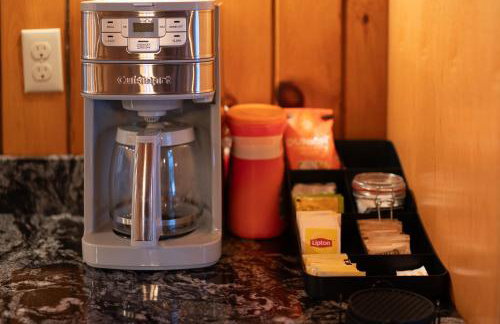 Secluded 2BR Cabin w Hot Tub, Pond, Trails, WiFi - Foto 30