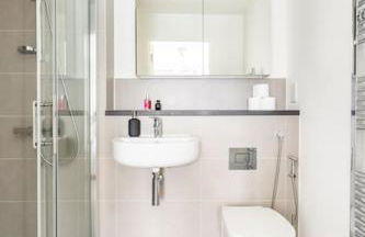 Stylish & Comfortable Top-Floor Flat in Harrow - Photo 16