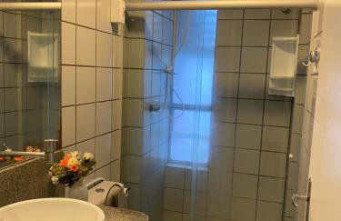 Apto com localização privilegiada e piscina - Charmoso e completo - Foto 13