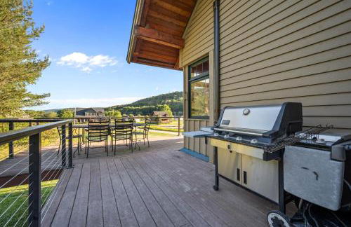 Walk to Village! Stunning timber chalet! Hot-Tub, Bonfire & more! - Foto 38