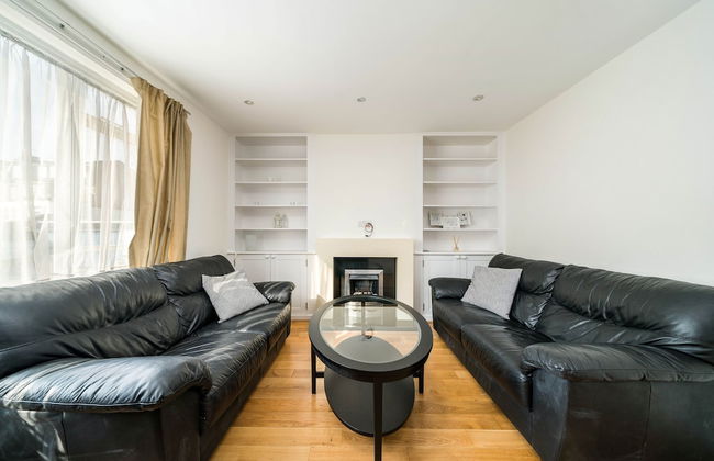 2 Bedroom Flat in Heart of Battersea near Station - Photo 1