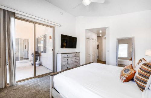 Remodeled modern beauty backs to open desert with mountain views & home theatre - Foto 15