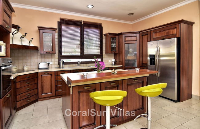 Amazing Luxury Villa, Enormous Heated Pool Jacuzzi, Gym, Games Room In Paphos, - Foto 19