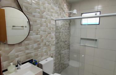 ESPAÇO PÉROLA GUANABARA, 70 Metros do Mar, 4 Suítes independentes COM AR, Área Gourmet Integrada com Piscina,Churrasqueira, 900 Metros de CASTELHANOS, ideal para FAMÍLIAS E AMIGOS - Foto 26