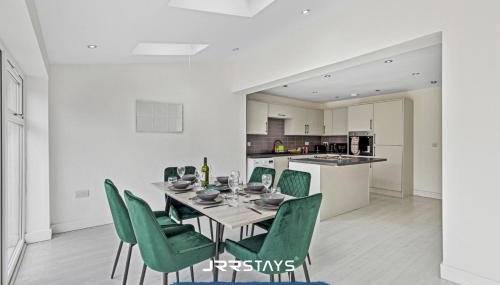 Tipton 3 Bedroom House Garden Sleeps 7 - JRR Stays - Foto 5