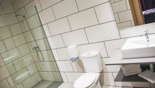 Pins Platja Apartments - Photo 2, Shower