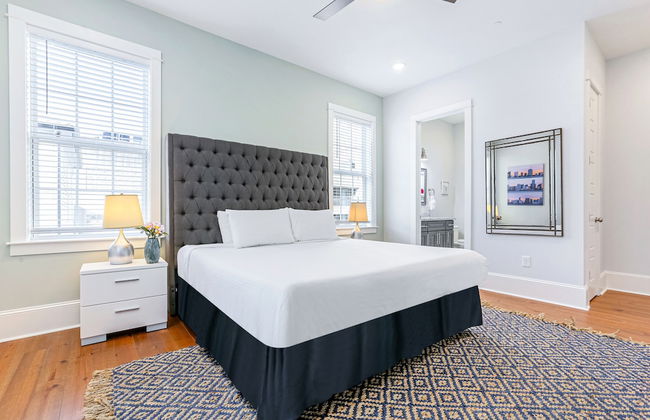 Stunning Modern and Fully-Upgraded 5 BR with Pool - Foto 11