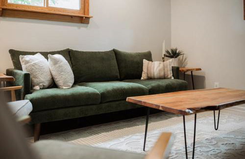 Beautiful 3BR Home Near Lake MI - Photo 25