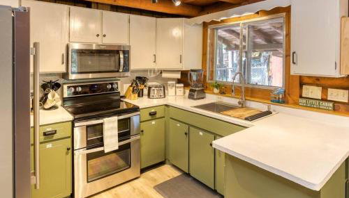 Charming Log Cabin in Tall Pines with Fire Pit Near Trails & Lake - Foto 3