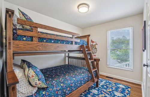 Trailblazer Lodge - Upscale, hot tub, trail, game room, wifi, fire pit, bar, pool table, king bed, view, pet friendly - Photo 17