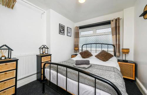 Cosy Wirral home near Liverpool with Free Parking! - Photo 12