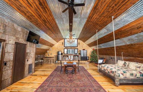 Petting Zoo! Hot Tub, 15 acres, stream & Romance! - Foto 1