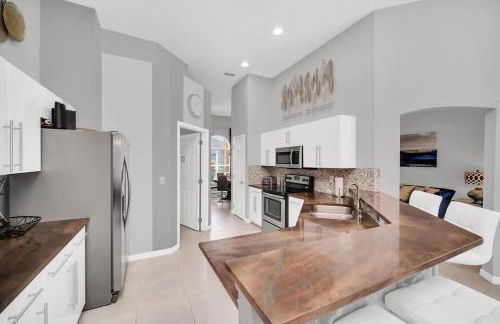 New 5 bedroom Disney Sanctuary - Photo 19