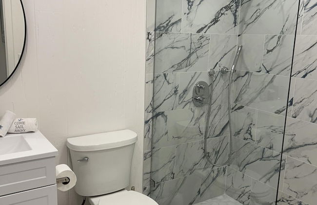 Beautiful Updated Stilted Home Makes For A Super Getaway. 3 Bedroom Home by RedAwning - Foto 28