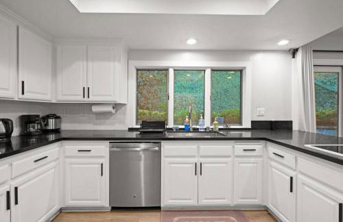 Serene Hilltop Oasis Above the City w Private Pool - Foto 18