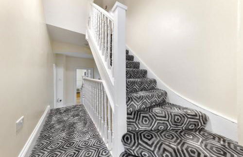 Lovely 4-BR Home In Leyton - Sleeps 14, Near Tube, Arcade, 100inchTV - Foto 38